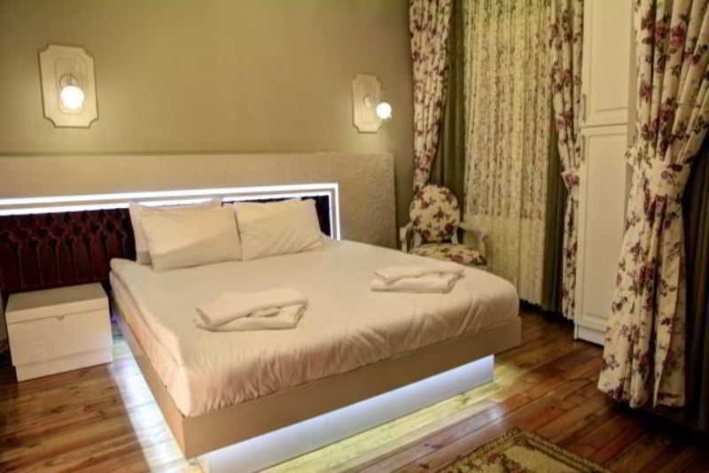 Omer Hayyam Suites Стамбул Номер фото